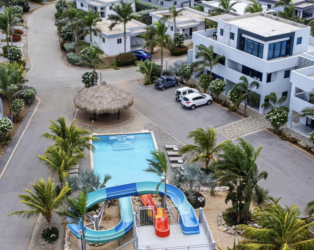 Uitzicht op het zwembad bij Popmoneri Apartments
